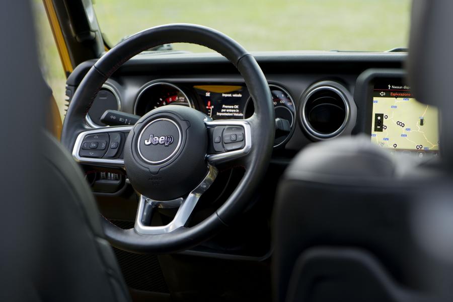 Панель приборов Jeep Wrangler Rubicon 1941 by Mopar (JL) 2019 года  (фото 28 из 35)